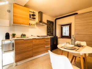 eine Küche mit einem Tisch und eine kleine Küche mit einem Esszimmer in der Unterkunft ALP BREAK 2 - Nel Borgo Storico del Ponte Romano in Aosta