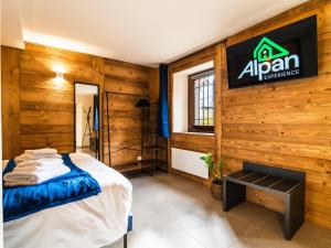 ein Schlafzimmer mit einem Schild an der Wand in der Unterkunft ALP BREAK 2 - Nel Borgo Storico del Ponte Romano in Aosta