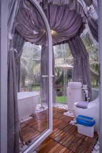 马六甲The Coco Journey - Eco Dome的带浴缸、卫生间和浴缸的浴室。