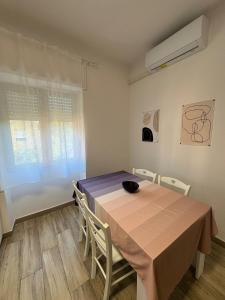 a dining room with a table and chairs at Domo Acabara in Alghero