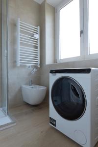 una lavadora en un baño con lavabo en EUR Suites, en Roma