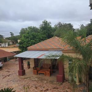 - un petit bâtiment avec une table et des chaises dans l'établissement Real Favour Suites Guest House, à Palatswe 3 autres photos