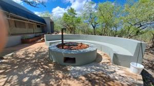 eine Feuerstelle im Hinterhof eines Hauses in der Unterkunft Zuri Camp - Tent Kiama in Tsumeb