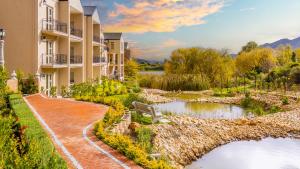 une représentation de l'extérieur d'un immeuble d'appartements avec un étang dans l'établissement W-Collection Franschhoek L'Ermitage Villas, à Franschhoek