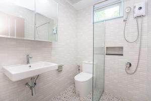 Japanese houses in Phuket في Ban Thalat Choeng Thale: حمام مع حوض ومرحاض ودش +36 صورة