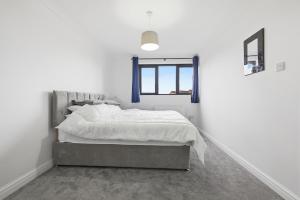 Postel nebo postele na pokoji v ubytování Month Stays, Free parking Luxury 4 Bed