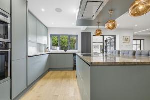 Kuchyň nebo kuchyňský kout v ubytování Month Stays, Free parking Luxury 4 Bed