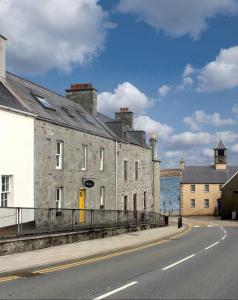 Aald Harbour Hoose في ليرويك: مبنى حجري بباب اصفر على شارع