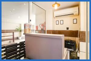 - une cuisine avec un comptoir blanc et un évier dans l'établissement Hotel Kavyani Sidhant Palace Near Kashi Vishwanath Temple - Free Wifi and Free Parking Facilities - Free Wifi Facilities # Fully Air conditioning Luxuary Room - Top Rated Hotel In Varanasi, à Varanasi