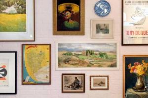 Un mur avec une bande de photos. dans l'établissement Lovely Studio with Patio and Garden, à Westenschouwen 34 autres photos