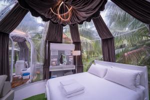 马六甲The Coco Journey - Eco Dome的一间带床的卧室，位于一间有窗户的房间里