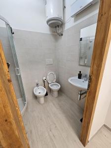 un baño con inodoro y lavabo en Al Vecchio Orologio, en Viterbo