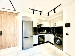 卡萨布兰卡Cozy studio with terrace France ville的厨房配有不锈钢冰箱和洗碗机