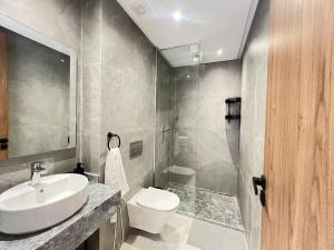 卡萨布兰卡Cozy studio with terrace France ville的带水槽、马桶和淋浴的浴室 更多25张照片