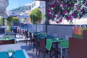 een restaurant met tafels en stoelen en paarse bloemen bij Culture Hotel Centro Storico in Napels