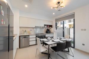 Η κουζίνα ή μικρή κουζίνα στο StayShort - Spacious Arabian Ranches Villa sleeps 8 +25 φωτογραφίες