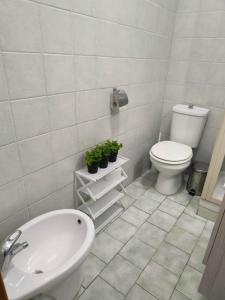 ein weißes Badezimmer mit Toilette und Waschbecken in der Unterkunft Vittorio Emanuele Central Apartment in Letojanni