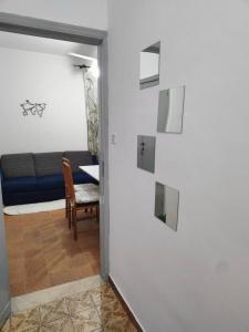 ein Wohnzimmer mit Sofa und Tisch in der Unterkunft Vittorio Emanuele Central Apartment in Letojanni