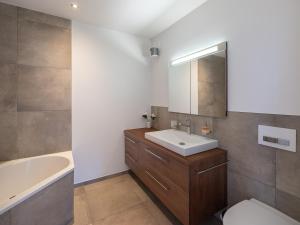 Un baño con lavabo, bañera e inodoro. en Exclusive SKY Penthouse in Thun, en Thun 24 fotos más