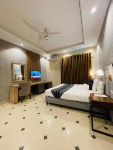 TV a/nebo společenská místnost v ubytování Shelton's Rezidor House F-7 Islamabad