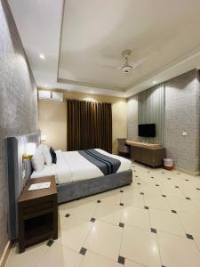 Postel nebo postele na pokoji v ubytování Shelton's Rezidor House F-7 Islamabad + 2 fotografie