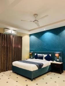 Postel nebo postele na pokoji v ubytování Shelton's Rezidor House F-7 Islamabad