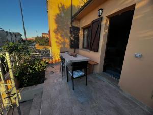 Rõdu või terrass majutusasutuses Anto's House 2 bedroom Gulf View home with Jacuzzi