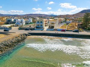 Niros Beachfront Aparthotel في كوكيني خانيون: اطلاله على مدينه فيها تجمع للمياه +59 صورة