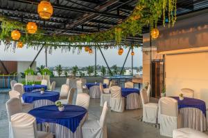 un allestimento per un matrimonio con tavoli blu e sedie bianche di Hotel Shree Narayana By Perfectstayz Group a Ujjain