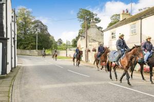 Jízda na koni v prázdninového domu nebo okolí