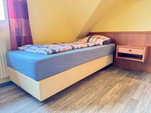 a small bed in a small room with a table at 33 - 14 Hotelkamer voor twee personen in Bunkenburg