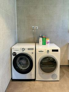eine Waschmaschine und eine Waschmaschine in der Küche in der Unterkunft Panoramic Cabin By Lake Lundevannet in Tjellesvik + 23 Fotos