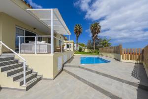 Bazén v ubytování Top Luxury Villa to the Ocean nebo v jeho okolí