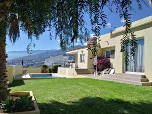 Nespecifikovaný výhled na hory nebo výhled na hory při pohledu z prázdninového domu