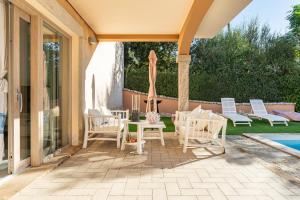 Bazén v ubytování Villa Bellavista Chia nebo v jeho okolí