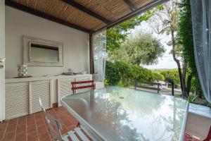 La salle de bains est pourvue d'une baignoire et offre une vue sur la cour. dans l'établissement Villa Amaranta - Is Molas, à Is Molas 