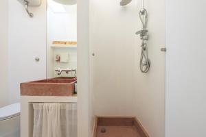 une salle de bains avec toilettes et lavabo dans l'établissement Villa Amaranta - Is Molas, à Is Molas  20 autres photos