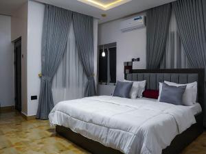 Ένα ή περισσότερα κρεβάτια σε δωμάτιο στο De Richmond Court