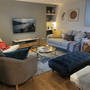 Aald Harbour Hoose في ليرويك: غرفة معيشة مع أريكتين وطاولة