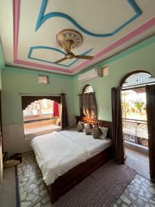 The Rajputana Haveli في جودبور: غرفة نوم بسرير كبير مع سقف +21 صورة