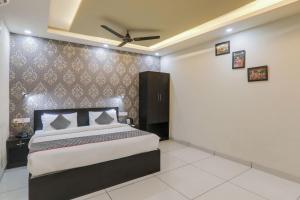 a bedroom with a bed and a ceiling fan at Super Hotel O Centrum in Gorakhpur