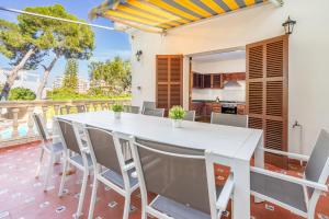 a kitchen and dining room with a white table and chairs at Villa Ribera de Son Veri in El Arenal