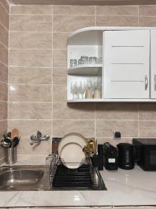 encimera de cocina con fregadero y tendedero de platos en Aiah Cocoon, en Abiyán 44 fotos más