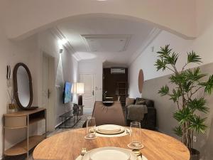 - Sala de estar con sofá y mesa de comedor en Aiah Cocoon, en Abiyán