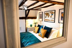 Spiegelreflexion eines Bettes in einem Schlafzimmer in der Unterkunft Gate Cottage, Saltwood Village in Sandling Junction