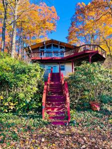 ein Haus, zu dem eine Treppe hinaufführt in der Unterkunft Villa Adriana 4bdr 2 bath lake front dream home in Vernon