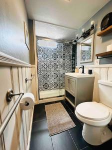 Vannituba majutusasutuses Villa Adriana 4bdr 2 bath lake front dream home +41 fotot