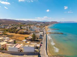Niros Beachfront Aparthotel في كوكيني خانيون: منظر جوي للشاطئ والمحيط