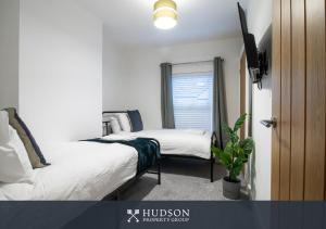 Postel nebo postele na pokoji v ubytování Central Oswestry 2 Bedroom House