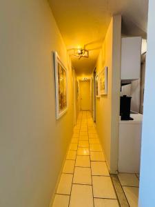 un long couloir avec des murs jaunes et du carrelage dans l'établissement Simple but pretty Nice location, à Yauco